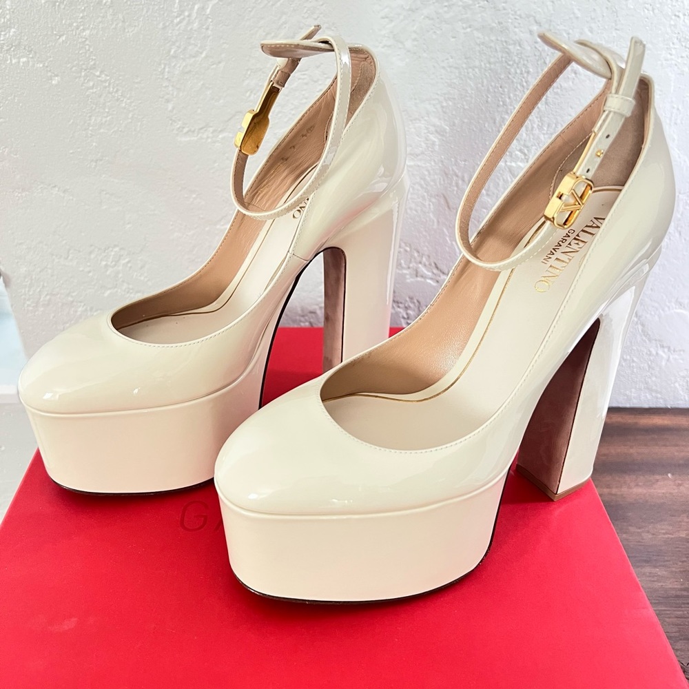 Valentino Garavani Tan-Go Pumps